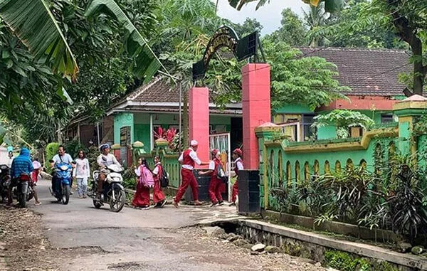 Kasus Guru SDN Jelbuk 02 Telanjangi Siswa di Jember, Bisa Kena UU Perlindungan Anak. (Posnews/Ist)
