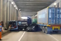 Kecelakaan beruntun tujuh kendaraan di Tol Jagorawi KM 47B, Ciawi, Bogor. (Posnews/Ist)