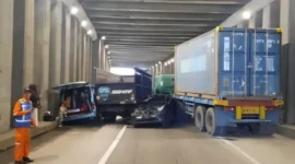 Kecelakaan beruntun tujuh kendaraan di Tol Jagorawi KM 47B, Ciawi, Bogor. (Posnews/Ist)