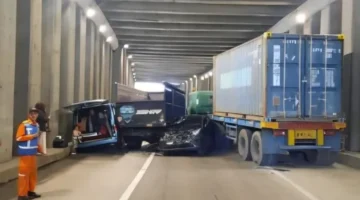 Kecelakaan beruntun tujuh kendaraan di Tol Jagorawi KM 47B, Ciawi, Bogor. (Posnews/Ist)