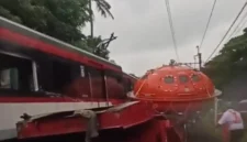 Kecelakaan Kereta Bandara di Poris Tangerang, rangkaian anjlok setelah tertabrak truk pengangkut skoci. (Posnews/Ist)