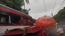 Kecelakaan Kereta Bandara di Poris Tangerang, rangkaian anjlok setelah tertabrak truk pengangkut skoci. (Posnews/Ist)