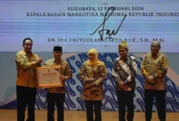 Kepala BNN Suyudi Ario Seto bersama Gubernur Khofifah Indar Parawansa dalam deklarasi Provinsi Bersinar. (Posnews/Ist)