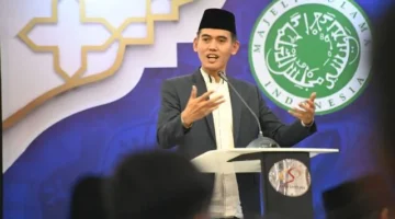 Ketua MUI Bidang Fatwa, Asrorun Ni’am Sholeh, menyampaikan pernyataan terkait kewajiban sertifikasi halal bagi seluruh produk impor yang masuk dan beredar di Indonesia.(Posnews/MUI)
