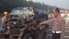 Kondisi mobil Suzuki APV ringsek parah usai kecelakaan beruntun di Tol Cipali KM 93 Subang yang menewaskan tiga orang.(Posnews/Ist)
