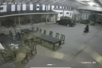 Kondisi teras rumah tokoh masyarakat di Kedungwuni Pekalongan yang berlubang akibat tembakan senjata api. (Posnews/Ist)