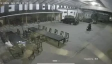 Kondisi teras rumah tokoh masyarakat di Kedungwuni Pekalongan yang berlubang akibat tembakan senjata api. (Posnews/Ist)