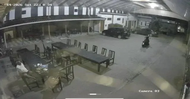 Kondisi teras rumah tokoh masyarakat di Kedungwuni Pekalongan yang berlubang akibat tembakan senjata api. (Posnews/Ist)