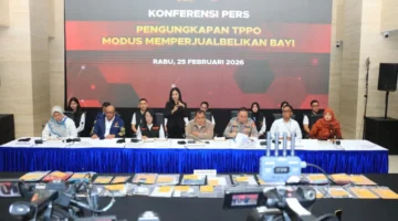Konferensi pers Bareskrim Polri ungkap jaringan TPPO bayi nasional dengan 12 tersangka dan 7 bayi korban diselamatkan. (Posnews/Ist)