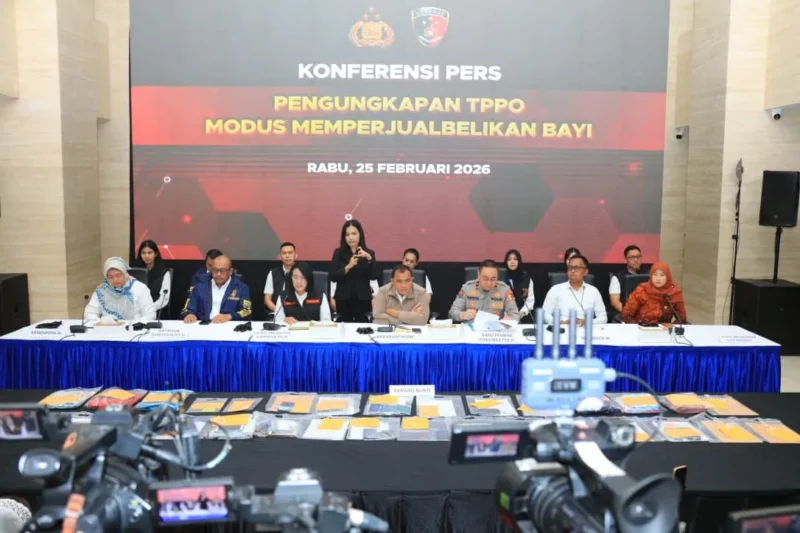 Konferensi pers Bareskrim Polri ungkap jaringan TPPO bayi nasional dengan 12 tersangka dan 7 bayi korban diselamatkan. (Posnews/Ist)