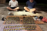 Kurir Narkoba Diamankan Polisi di Jakarta Selatan menampilkan dua tersangka dibawa petugas Bareskrim Polri. (Posnews/Ist)