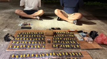 Kurir Narkoba Diamankan Polisi di Jakarta Selatan menampilkan dua tersangka dibawa petugas Bareskrim Polri. (Posnews/Ist)