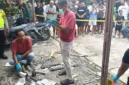 Polisi melakukan olah TKP di lokasi ledakan mercon di Toroh Grobogan, tiga anak luka dan rumah hancur. (Posnews/Ist)
