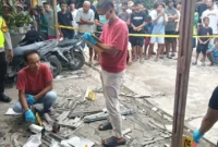 Polisi melakukan olah TKP di lokasi ledakan mercon di Toroh Grobogan, tiga anak luka dan rumah hancur. (Posnews/Ist)
