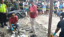 Polisi melakukan olah TKP di lokasi ledakan mercon di Toroh Grobogan, tiga anak luka dan rumah hancur. (Posnews/Ist)
