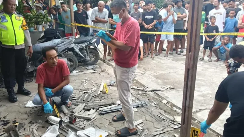 Polisi melakukan olah TKP di lokasi ledakan mercon di Toroh Grobogan, tiga anak luka dan rumah hancur. (Posnews/Ist)
