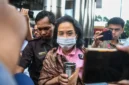 Mantan Menteri BUMN Rini Soemarno saat mendatangi Gedung Merah Putih KPK untuk pemeriksaan kasus dugaan korupsi jual beli gas PGN–IAE. (Posnews/KPK)