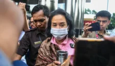 Mantan Menteri BUMN Rini Soemarno saat mendatangi Gedung Merah Putih KPK untuk pemeriksaan kasus dugaan korupsi jual beli gas PGN–IAE. (Posnews/KPK)