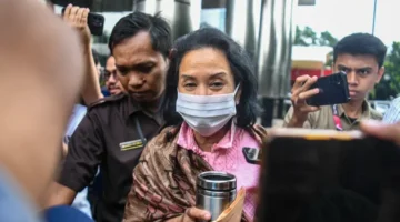 Mantan Menteri BUMN Rini Soemarno saat mendatangi Gedung Merah Putih KPK untuk pemeriksaan kasus dugaan korupsi jual beli gas PGN–IAE. (Posnews/KPK)