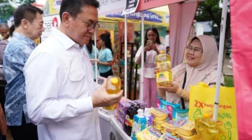 Mendag Budi Santoso membuka pasar murah Kemendag di Jakarta. (Posnews/Ist)