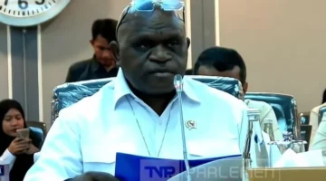 Menteri HAM Natalius Pigai memberikan keterangan soal rencana pemberian hak imunitas bagi pembela HAM dalam revisi UU HAM 2026. (Posnews/Ist)