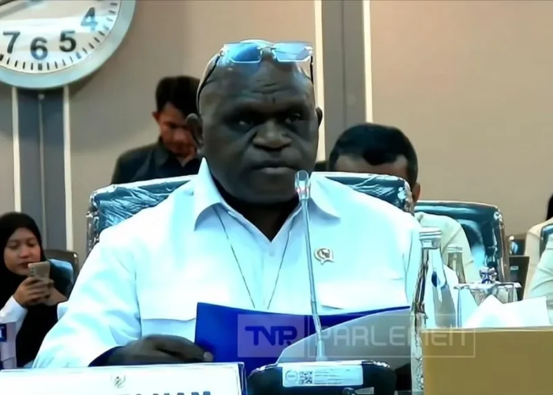 Menteri HAM Natalius Pigai memberikan keterangan soal rencana pemberian hak imunitas bagi pembela HAM dalam revisi UU HAM 2026. (Posnews/Ist)