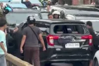 Mobil Toyota Calya hitam yang rusak setelah diamuk massa di Jalan Gunung Sahari, Jakarta Pusat, usai melaju ugal-ugalan dan melawan arah. (Posnews/Ist)