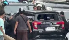 Mobil Toyota Calya hitam yang rusak setelah diamuk massa di Jalan Gunung Sahari, Jakarta Pusat, usai melaju ugal-ugalan dan melawan arah. (Posnews/Ist)