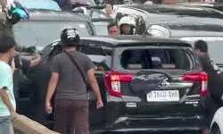 Mobil Toyota Calya hitam yang rusak setelah diamuk massa di Jalan Gunung Sahari, Jakarta Pusat, usai melaju ugal-ugalan dan melawan arah. (Posnews/Ist)