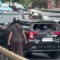 Mobil Toyota Calya hitam yang rusak setelah diamuk massa di Jalan Gunung Sahari, Jakarta Pusat, usai melaju ugal-ugalan dan melawan arah. (Posnews/Ist)