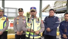 Kakorlantas Polri Irjen Agus Suryonugroho meninjau ruas Tol Trans Sumatera Jambi–Palembang bersama stakeholder jelang arus mudik Lebaran 2026. (Posnews/Ist)