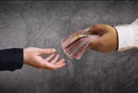 Oknum polisi lalu lintas terekam kamera diduga menerima uang dari pengendara di Jalan Cideng arah Tomang, Jakarta Pusat. (Posnews/Ist)