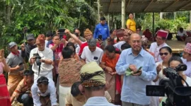Pandji Pragiwaksono menjalani sidang adat Toraja terkait candaan budaya Rambu Solo. (Posnews/Ist)