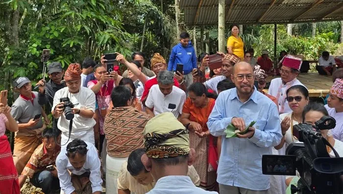 Pandji Pragiwaksono menjalani sidang adat Toraja terkait candaan budaya Rambu Solo. (Posnews/Ist)