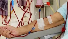 Pasien gagal ginjal menjalani proses cuci darah di rumah sakit akibat penonaktifan PBI BPJS Kesehatan. (Posnews/Net)