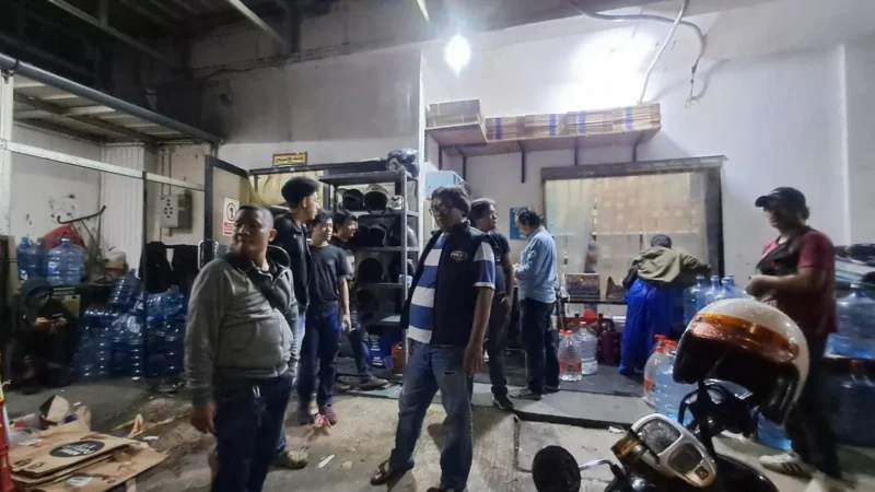 Pegawai ritel menjadi korban pengeroyokan di Jalan Ampera Raya, Pasar Minggu, Jakarta Selatan, terekam dalam video viral. (Posnews/Ist)