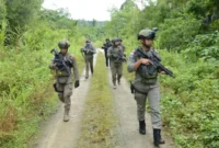 Satgas Operasi Damai Cartenz mengejar KKB yang menembak pesawat Smart Air di Bandara Koroway Batu Boven Digoel. (Posnews/Ist)

