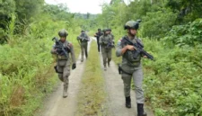 Satgas Operasi Damai Cartenz mengejar KKB yang menembak pesawat Smart Air di Bandara Koroway Batu Boven Digoel. (Posnews/Ist)

