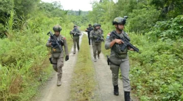 Satgas Operasi Damai Cartenz mengejar KKB yang menembak pesawat Smart Air di Bandara Koroway Batu Boven Digoel. (Posnews/Ist)
