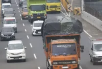 Petugas kepolisian berjaga di kawasan Pelabuhan Merak saat penerapan pembatasan truk pada arus mudik Lebaran 2026. (Posnews/Ist)