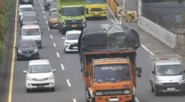 Petugas kepolisian berjaga di kawasan Pelabuhan Merak saat penerapan pembatasan truk pada arus mudik Lebaran 2026. (Posnews/Ist)