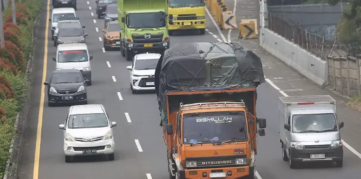 Petugas kepolisian berjaga di kawasan Pelabuhan Merak saat penerapan pembatasan truk pada arus mudik Lebaran 2026. (Posnews/Ist)