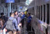 Penumpang memadati Stasiun Pasar Senen Jakarta saat puncak penjualan tiket mudik Lebaran 2026. (Posnews/PT KAI)