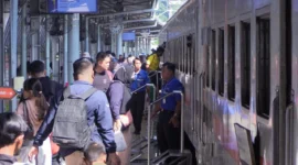 Penumpang memadati Stasiun Pasar Senen Jakarta saat puncak penjualan tiket mudik Lebaran 2026. (Posnews/PT KAI)