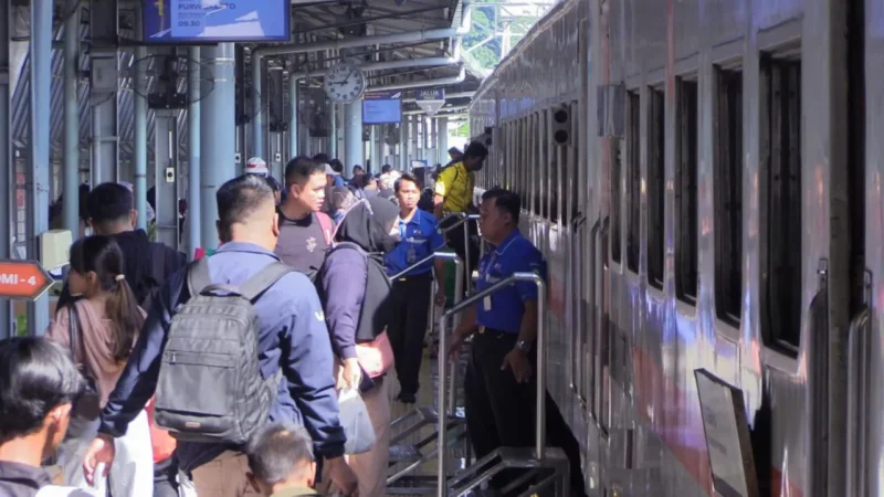 Penumpang memadati Stasiun Pasar Senen Jakarta saat puncak penjualan tiket mudik Lebaran 2026. (Posnews/PT KAI)