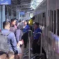 Penumpang memadati Stasiun Pasar Senen Jakarta saat puncak penjualan tiket mudik Lebaran 2026. (Posnews/PT KAI)