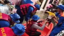 Personel Ditpolairud Polda Metro Jaya mengevakuasi bayi saat banjir di Kebon Pala Jakarta Timur. (Posnews/Ist)