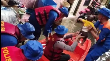 Personel Ditpolairud Polda Metro Jaya mengevakuasi bayi saat banjir di Kebon Pala Jakarta Timur. (Posnews/Ist)