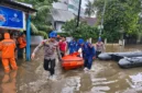 Personel Ditpolairud Polda Metro Jaya membantu warga terdampak banjir Pondok Karya. (Posnews/Ist)