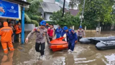 Personel Ditpolairud Polda Metro Jaya membantu warga terdampak banjir Pondok Karya. (Posnews/Ist)